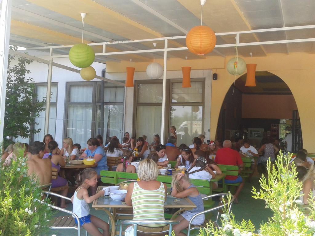 קרנבו Hotel Zora מראה חיצוני תמונה